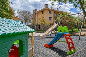 un parque infantil con un tobogán y un tobogán en El Molino de Losacio, en Losacio de Alba