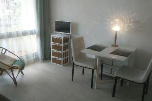 Televízia a/alebo spoločenská miestnosť v ubytovaní Studio proche de la plage