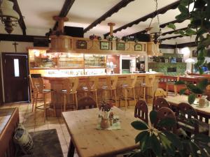 ein Restaurant mit einem Tisch und Stühlen sowie einer Bar in der Unterkunft Gasthaus Weber in Wiesemscheid