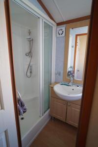 Vannituba majutusasutuses 2 bedroom caravan at heacham beach with decking