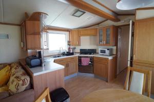 Köök või kööginurk majutusasutuses 2 bedroom caravan at heacham beach with decking
