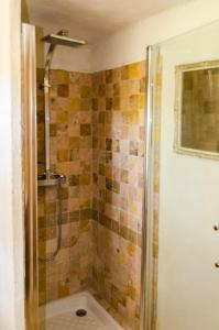 baño con ducha y puerta de cristal en L'Oustaou des Monges, en Mollans-sur-Ouvèze