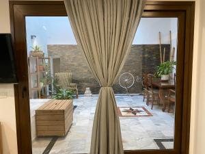 eine Glasschiebetür mit einem Vorhang im Wohnzimmer in der Unterkunft Apartamentos La Cámara II Córdoba Corredera in Córdoba