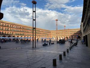 ein großes Gebäude, vor dem Menschen stehen in der Unterkunft Apartamentos La Cámara II Córdoba Corredera in Córdoba