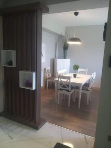 una sala da pranzo con tavolo e sedie bianchi di Distinctive apartment (2+1)Babacan a Istanbul