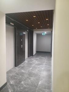 corridoio di un edificio adibito a uffici con pavimento piastrellato di Distinctive apartment (2+1)Babacan a Istanbul