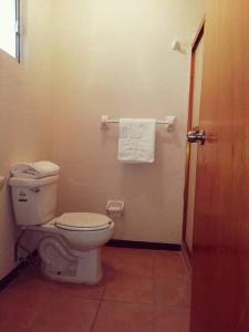 La salle de bains est pourvue de toilettes blanches. dans l'établissement Departamento Equipado á 3 minutos del Consulado americano 2 RECAMARAS, à Manuel F. Martínez