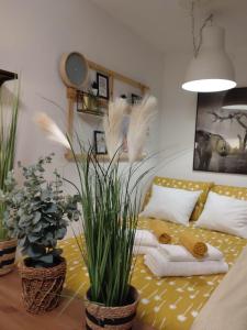 salon z kanapą i kilkoma roślinami w obiekcie Apartman 7th Heaven w Zagrzebiu