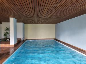 une grande piscine avec un plafond en bois dans l'établissement Ferienwohnung Montana Lago, à Locarno