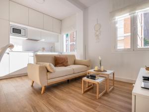 sala de estar con sofá y mesa en Gran plaza home - Vacacional Sevilla en Sevilla