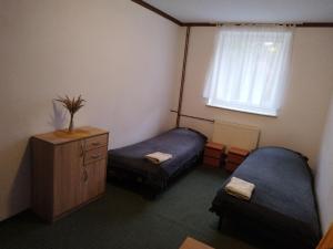 Ένα ή περισσότερα κρεβάτια σε δωμάτιο στο Gościniec Silver