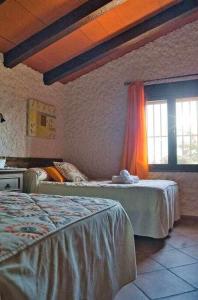 a bedroom with two beds in a room at El Valle Dorado in El Gastor