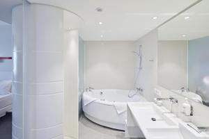Um banheiro em Holiday Inn Vilnius by IHG