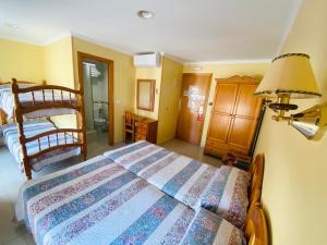 Postel nebo postele na pokoji v ubytování Hostal L'Anfora