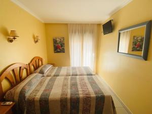 Postel nebo postele na pokoji v ubytování Hostal L'Anfora
