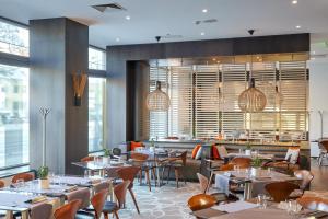 Um restaurante ou outro lugar para comer em Holiday Inn Vilnius by IHG