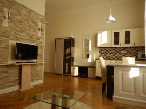 Kuchyňa alebo kuchynka v ubytovaní All In Apartman
