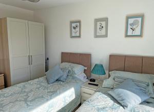 Postel nebo postele na pokoji v ubytování The Nook Oranmore Holiday Home by Trident Holiday Homes