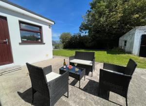 Patio nebo venkovní prostory v ubytování The Nook Oranmore Holiday Home by Trident Holiday Homes