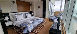 sypialnia z 2 łóżkami i balkonem w obiekcie Sanatorium Uzdrowiskowe Bałtyk w Kołobrzegu