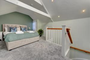 a bedroom with a large bed in a room at The Nook - A modern 2 bedroom loft with parking in Ripon