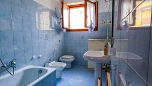 アルゲーロにある2 Balconies Apartment - Wonderful Algheroのバスルーム(トイレ、バスタブ、シンク付)