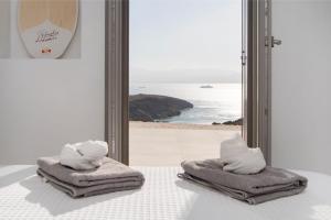 een paar handdoeken bovenop een tafel bij Rising Sun - Natural Luxury near the beach, Paros in Molos Parou