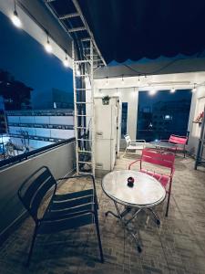 Un balcon sau o terasă la Alleyway Hostel