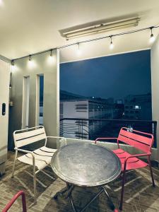 d'une table et de chaises sur un balcon avec vue. dans l'établissement Alleyway Hostel, à Hô-Chi-Minh-Ville