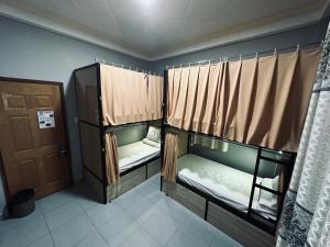 Postel nebo postele na pokoji v ubytování Alleyway Hostel