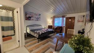ein Schlafzimmer mit einem Bett und einem Tisch in einem Zimmer in der Unterkunft Sussex Motel in Wantage