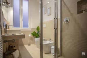 une salle de bain avec toilettes, lavabo et douche dans l'établissement Clavature Suite, à Bologne 17 autres photos