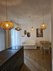 ein Wohnzimmer mit mehreren Lichtern, die von der Decke hängen in der Unterkunft La Boheme Self check-in Suite in San Pellegrino Terme