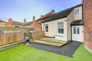 a view of a backyard of a house at The Nook - A modern 2 bedroom loft with parking in Ripon