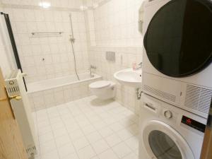 W łazience znajduje się toaleta, umywalka i pralka. w obiekcie SUNNYHOME Monteurwohnungen und Apartments in Bodenwöhr w mieście Bodenwöhr