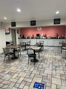 un restaurante con mesas, sillas y una barra en Super 8 by Wyndham McAllen-Downtown-Airport-LA Plaza Mall, en McAllen