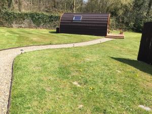 Garden Cottage Glamping Pod外面的花园