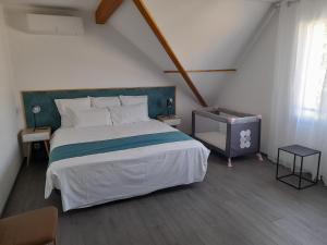 1 dormitorio con 1 cama grande en el ático en Gîte les gentianes Fleurs des Pyrénées, en Argelès-Gazost