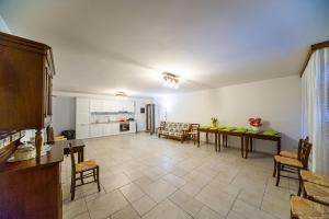 eine Küche und ein Wohnzimmer mit einem Tisch und Stühlen in der Unterkunft Irpinia BikeHouse in Montella