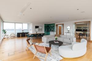 een woonkamer met een bank en een tafel bij The Canary Wharf Secret - Glamorous 3BDR Flat with Terrace and Parking in Londen