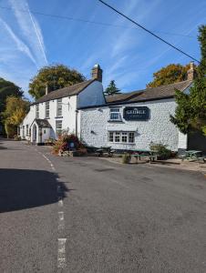 una calle vacía frente a un edificio blanco en George Inn st briavels en Lydney