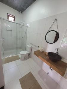 y baño con ducha, lavabo y aseo. en Pousada Tauari en Alter do Chao