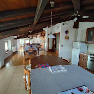 uma cozinha e sala de estar com uma mesa e uma sala de jantar em Casa Zanier Cigolotti Aviano em San Martino