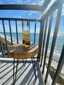 twee flessen bier op een tafel op een balkon met uitzicht op het strand bij 1726 Ocean View Galore Pets are welcome in Myrtle Beach
