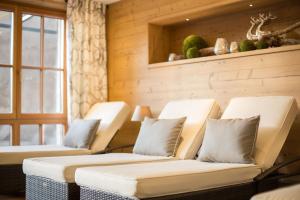 A seating area at Hotel Gletscherblick