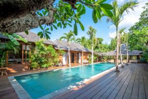 una imagen de una villa con piscina en Secret River Villa - Luxury Villa 5 Bedrooms - Kerobokan - Canggu en Kerobokan