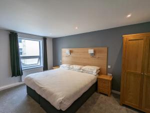 Un dormitorio con una cama grande y una ventana en Hotel Celebrity en Bournemouth