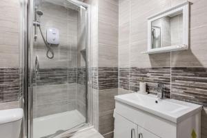 a bathroom with a shower and a sink and a toilet at St Marys Studios-Free Street Parking in Liverpool