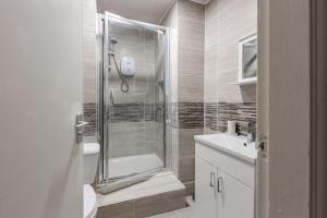 a bathroom with a shower and a sink at St Marys Studios-Free Street Parking in Liverpool