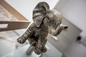 una piccola statuina di elefante metallico su un tavolo di St Marys Studios-Free Street Parking a Liverpool